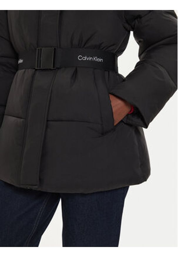 Calvin Klein Jeans Kurtka zimowa J20J224107 Czarny Relaxed Fit. Kolor: czarny. Materiał: syntetyk. Sezon: zima