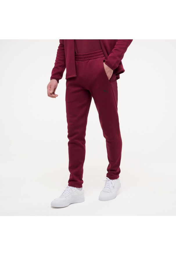 Decathlon - Spodnie dresowe męskie Puma Active Gym & Pilates. Kolor: czerwony. Materiał: dresówka. Sport: joga i pilates