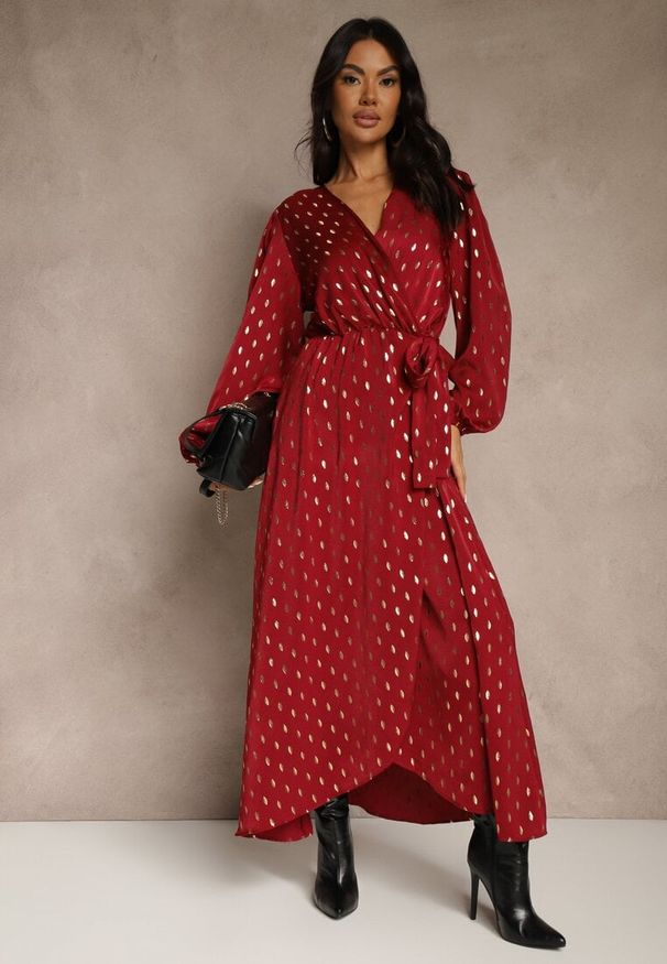 Renee - Bordowa Wiązana Sukienka o Kopertowym Kroju Zdobiona Metalicznym Printem Reinora. Kolor: czerwony. Wzór: nadruk, aplikacja. Typ sukienki: kopertowe