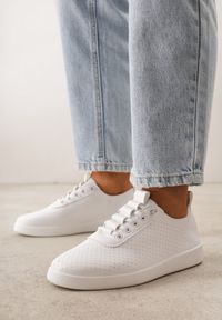 Born2be - Białe Wsuwane Tenisówki z Perforacją i Podeszwą z Bieżnikiem Illanya. Okazja: na co dzień. Zapięcie: bez zapięcia. Kolor: biały. Materiał: jeans. Szerokość cholewki: normalna. Styl: casual, klasyczny #1
