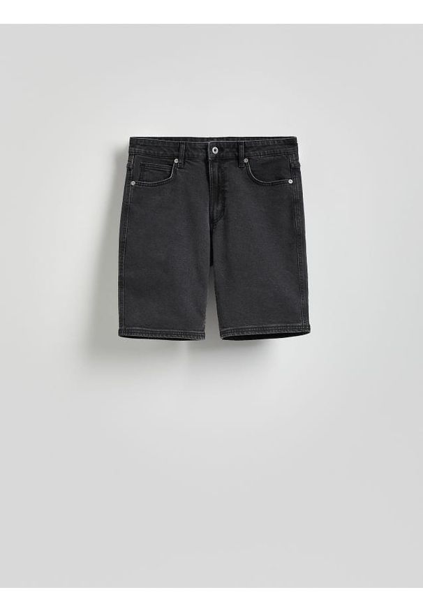 Reserved - Jeansowe szorty regular - czarny. Kolor: czarny. Materiał: jeans