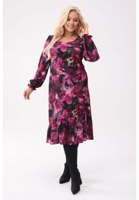 Moda Size Plus Iwanek - Sukienka Floriana - kobiecość i komfort w kwiatowym wydaniu w odcieniach fuksji PLUS SIZE XXL OVERSIZE. Okazja: na co dzień. Kolekcja: plus size. Kolor: różowy. Wzór: kwiaty. Typ sukienki: oversize, dla puszystych. Materiał: elastan, materiał, tkanina, poliester. Długość rękawa: długi rękaw. Sezon: jesień. Styl: casual, elegancki. Długość: midi