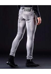 GUNS & TUXEDOS - Szare spodnie jeansowe Grauer Pass. Kolor: szary. Wzór: aplikacja #2