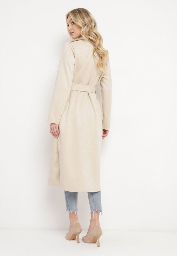 Born2be - Jasnobeżowy Długi Płaszcz Wiązany w Pasie z Wsuwanymi Kieszeniami Galattea. Okazja: na co dzień. Kolor: beżowy. Materiał: jeans. Długość: długie. Sezon: jesień, wiosna. Styl: wizytowy, klasyczny, casual, elegancki