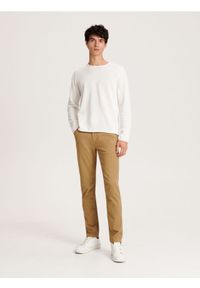 Reserved - Spodnie chino slim - beżowy. Kolor: beżowy. Materiał: tkanina, bawełna