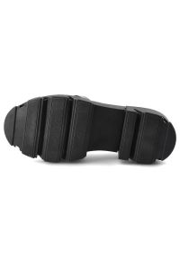 Półbuty damskie Carinii, naturalna skóra lakierowana na wysokiej podeszwie ze złotym elementem łańcucha nad palcami, czarne, B5976_-037-000-000-E33. Okazja: na co dzień, do pracy. Zapięcie: bez zapięcia. Kolor: czarny. Szerokość cholewki: normalna. Materiał: lakier, skóra, materiał. Sezon: wiosna. Obcas: na obcasie. Styl: casual, elegancki. Wysokość obcasa: niski #9