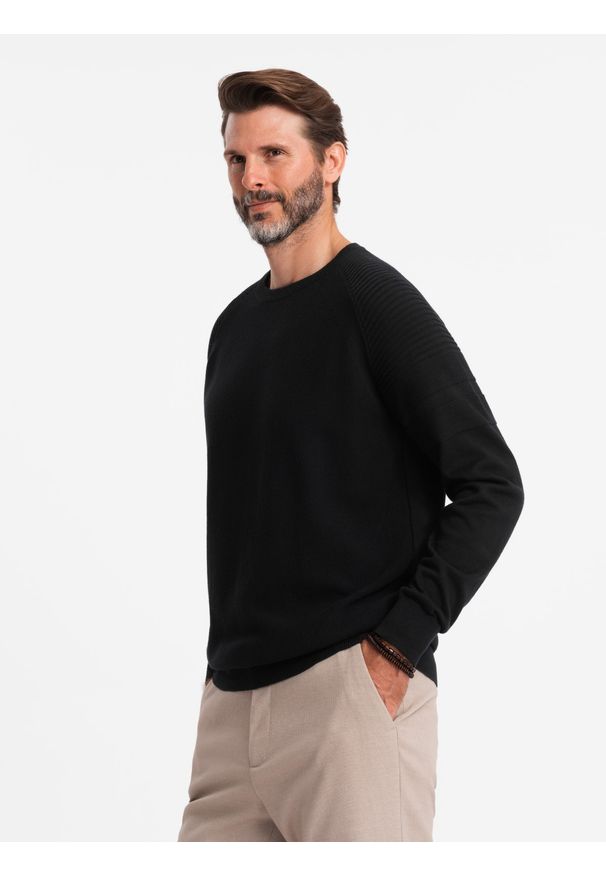 Ombre Clothing - Męski sweter raglan z prążkowanymi rękawami – czarny V2. Okazja: na co dzień. Kolor: czarny. Materiał: prążkowany. Długość rękawa: raglanowy rękaw. Wzór: aplikacja, ze splotem, prążki, jednolity. Styl: casual
