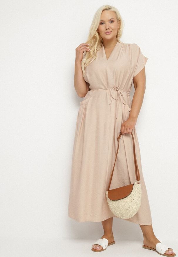 Born2be - Beżowa Wiskozowa Sukienka Pudełkowa z Cienkim Paskiem i Kieszeniami Lumivorae. Okazja: na co dzień. Kolekcja: plus size. Kolor: beżowy. Materiał: wiskoza. Typ sukienki: proste, dla puszystych. Styl: casual, elegancki