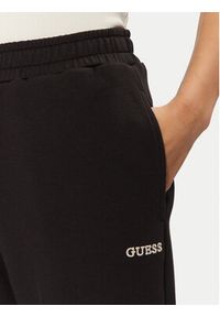 Guess Spodnie dresowe V5RB02 KCLD1 Brązowy Regular Fit. Kolor: brązowy. Materiał: bawełna