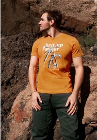 Volcano - Męski t-shirt z nadrukiem rowerowym T-JUST. Kolor: pomarańczowy. Materiał: jeans, materiał, włókno, bawełna. Długość rękawa: krótki rękaw. Długość: krótkie. Wzór: nadruk. Sezon: lato. Styl: sportowy, klasyczny