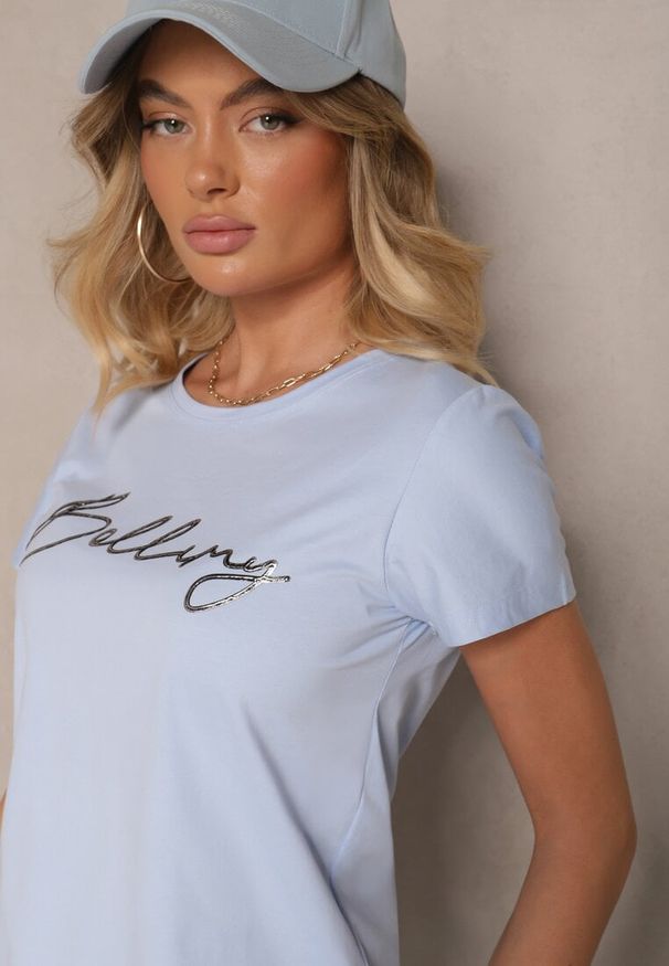 Renee - Jasnoniebieski T-shirt z Bawełny z Napisem Zelreti. Okazja: na co dzień, na spacer. Kolor: niebieski. Materiał: bawełna. Wzór: napisy. Styl: klasyczny, elegancki, casual