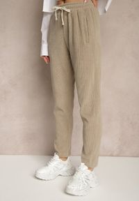 Renee - Beżowe Spodnie Sztruksowe High Waist z Dodatkiem Bawełny i Gumką w Talii Jedela. Stan: podwyższony. Kolor: beżowy. Materiał: bawełna, sztruks