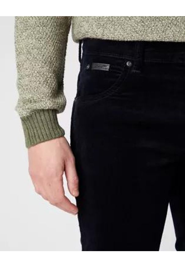 Wrangler - MĘSKIE SPODNIE MATERIAŁOWE WRANGLER TEXAS SLIM NAVY W12SEC114 112141147. Materiał: materiał