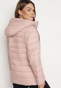 Born2be - Ciemnoróżowa Pikowana Kurtka z Kapturem i Ozdobnymi Sznurkami Zailora. Okazja: na co dzień. Typ kołnierza: kaptur. Kolor: różowy. Materiał: jeans. Styl: elegancki, casual #4