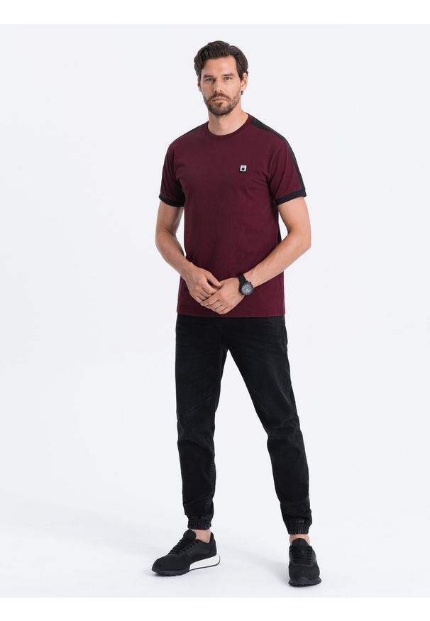 Ombre Clothing - T-shirt męski bawełniany z kontrastującymi wstawkami - bordowy V2 S1632 - XXL. Kolor: czerwony. Materiał: bawełna. Długość rękawa: krótki rękaw. Długość: krótkie. Wzór: aplikacja. Styl: klasyczny