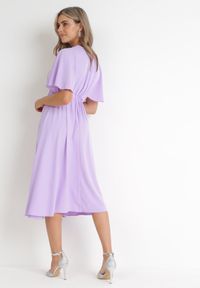 Born2be - Fioletowa Rozkloszowana Sukienka Midi z Kopertowym Dekoltem i Gumką w Talii Muntani. Kolor: fioletowy. Długość rękawa: krótki rękaw. Typ sukienki: kopertowe. Długość: midi #2