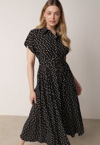 Born2be - Czarna Koszulowa Sukienka z Wiskozy w Groszki z Wiązanym Paskiem w Talii Heless. Okazja: na spacer, na co dzień. Kolor: czarny. Materiał: wiskoza. Wzór: grochy. Typ sukienki: koszulowe. Styl: klasyczny, casual, retro #1