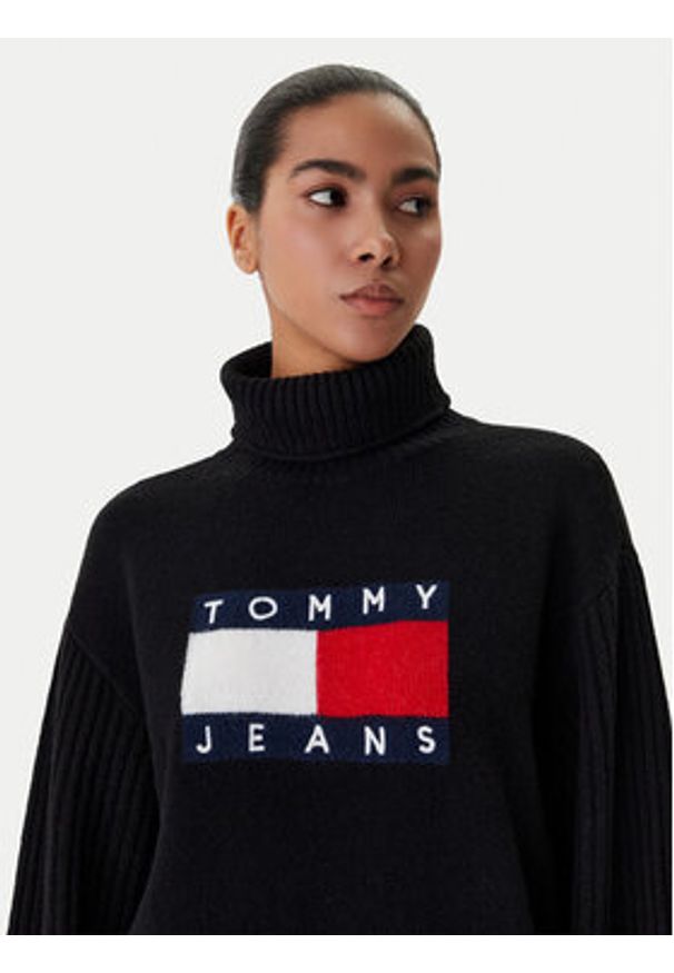 Tommy Jeans Golf Flag DW0DW22108 Czarny Relaxed Fit. Typ kołnierza: golf. Kolor: czarny. Materiał: syntetyk