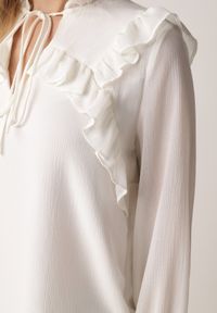 Born2be - Biała Romantyczna Bluzka z Falbankami i Wiązaniem przy Dekolcie Zeaniyana. Okazja: na spacer, na co dzień, na spotkanie biznesowe. Typ kołnierza: kołnierz z falbankami. Kolor: biały. Materiał: poliester, jeans. Styl: casual, biznesowy #7