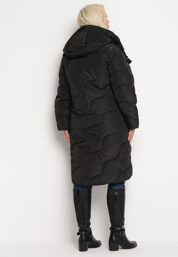 Born2be - Czarna Pikowana Kurtka Płaszcz za Kolano ze Ściągaczami Balley. Okazja: na co dzień. Kolor: czarny. Materiał: tkanina, dzianina. Długość: długie. Wzór: aplikacja. Sezon: zima, jesień. Styl: klasyczny, casual, elegancki