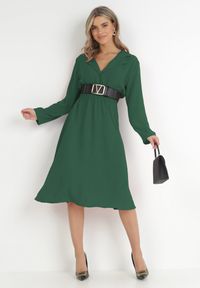 Born2be - Zielona Sukienka Koszulowa z Marszczoną Gumką w Talii Emonia. Kolor: zielony. Długość rękawa: długi rękaw. Typ sukienki: koszulowe. Długość: midi