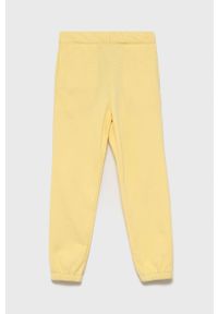 Name it Spodnie dziecięce kolor żółty gładkie. Okazja: na co dzień. Kolor: żółty. Materiał: poliester, bawełna. Wzór: gładki. Styl: casual