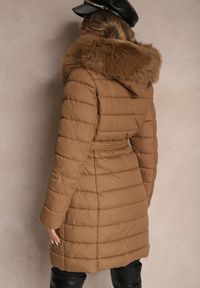 Renee - Brązowa Kurtka Pikowana Wiązana w Talii z Futerkiem Odpinanym na Kapturze Firinka. Okazja: na spacer. Kolor: brązowy. Materiał: futro. Styl: klasyczny, elegancki #3