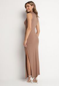 Born2be - Ciemnobeżowa Dopasowana Sukienka z Wełną Zdobiona Marszczeniem i Rozcięciem Lisarea. Okazja: na co dzień. Kolor: beżowy. Materiał: wełna. Wzór: aplikacja. Sezon: lato. Typ sukienki: dopasowane. Styl: casual, klasyczny #5