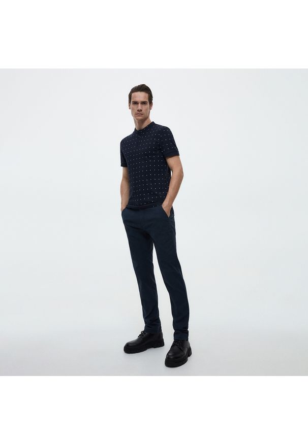 Reserved - Spodnie chino slim fit - Granatowy. Kolor: niebieski