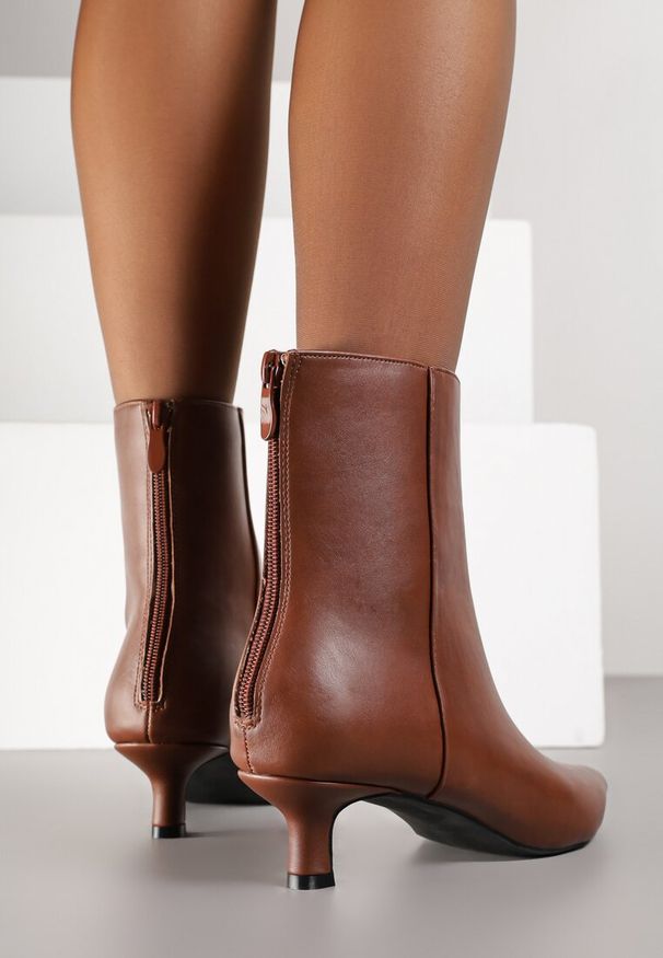 Born2be - Brązowe Botki Vices na Obcasie Typu Kaczuszka Falessia. Okazja: na spotkanie biznesowe, na co dzień. Kolor: brązowy. Obcas: na obcasie. Styl: elegancki, casual, klasyczny, biznesowy. Wysokość obcasa: średni