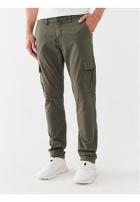 Guess Spodnie materiałowe M2GB27 WCNZ0 Zielony Slim Fit. Kolor: zielony. Materiał: bawełna #1