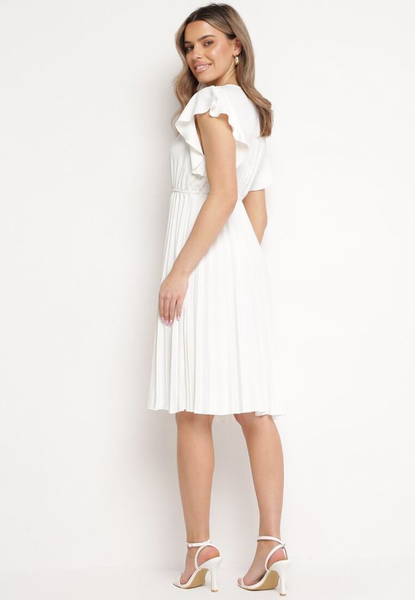 Born2be - Biała Sukienka Rozkloszowana Midi z Plisowanym Dołem Sabara. Okazja: na co dzień. Kolor: biały. Materiał: skóra. Styl: casual. Długość: midi
