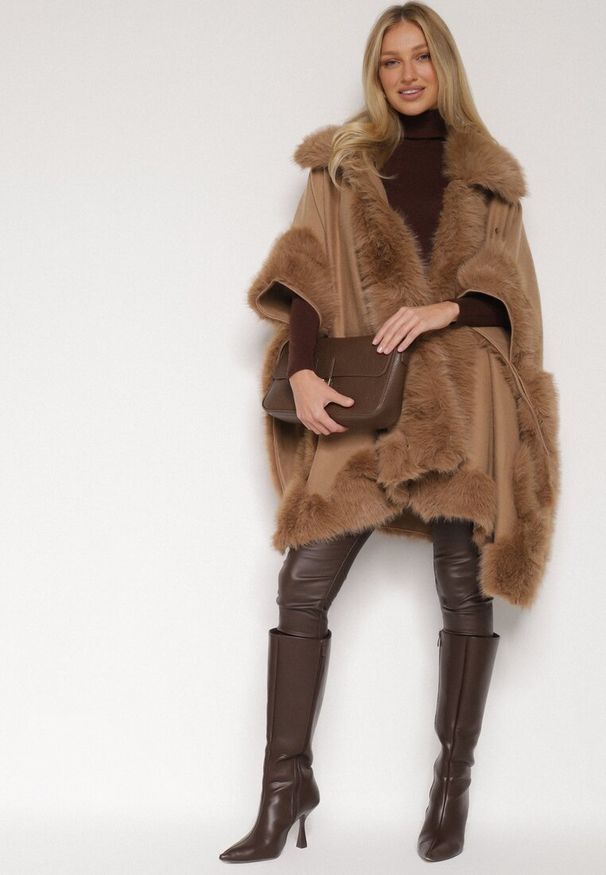 Born2be - Jasnobrązowe Ponczo z Wełną i Wiskozą Ozdobione Futerkiem Delatta. Okazja: na co dzień. Kolor: brązowy. Materiał: futro, wiskoza, wełna. Wzór: aplikacja. Styl: casual, elegancki