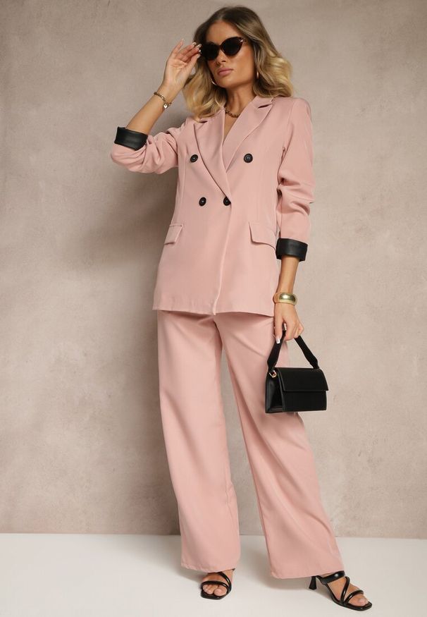Renee - Różowa Taliowana Marynarka Ozdobiona Klapami Evelhiria. Okazja: na co dzień. Kolor: różowy. Materiał: jeans. Wzór: aplikacja. Styl: klasyczny, elegancki, casual