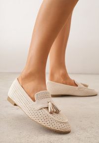 Renee - Beżowe Mokasyny VICES z Ażurową Cholewką i Frędzlami Hyrilea. Okazja: na co dzień. Kolor: beżowy. Materiał: jeans. Szerokość cholewki: normalna. Wzór: ażurowy. Styl: casual, street, boho #1