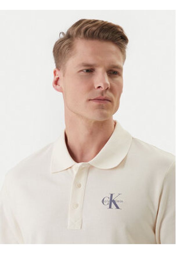 Calvin Klein Jeans Polo Easy Monologo LV04RF209G Beżowy Regular Fit. Typ kołnierza: polo. Kolor: beżowy. Materiał: bawełna