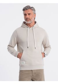 Ombre Clothing - Męska bluza dresowa kangurka z kapturem - jasnobeżowa V1 OM-SSBN-0177 - XXL. Okazja: na co dzień. Typ kołnierza: kaptur. Kolor: beżowy. Materiał: dresówka. Wzór: aplikacja. Styl: klasyczny, casual