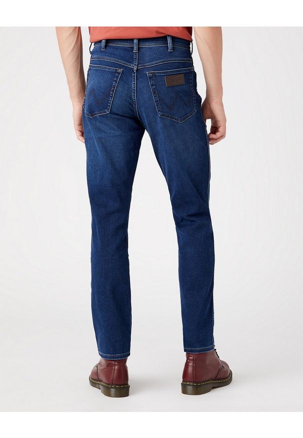 Wrangler - WRANGLER TEXAS SLIM MĘSKIE SPODNIE JEANSOWE BLUE SILK W12SCV39Z 112145789