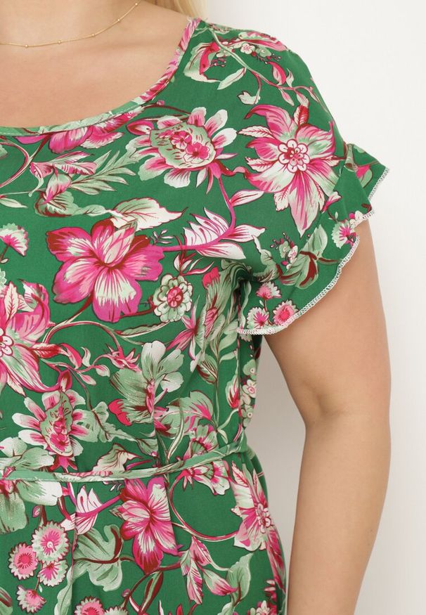 Born2be - Zielona Bawełniana Sukienka w Kwiaty o Pudełkowym Fasonie ze Sznurkiem w Talii Risallise. Okazja: na spacer, na imprezę. Kolor: zielony. Materiał: bawełna. Długość rękawa: krótki rękaw. Wzór: kwiaty. Styl: retro, wizytowy