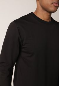 Born2be - Czarna Bluza o Klasycznym Kroju z Bawełną Merinne. Okazja: na co dzień. Kolor: czarny. Materiał: bawełna. Styl: klasyczny #3