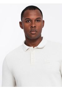 Ombre Clothing - Strukturalny longsleeve męski polo z naszywką – biały V2. Okazja: na co dzień. Typ kołnierza: polo. Kolor: biały. Materiał: wiskoza, dzianina, poliester, materiał, bawełna, włókno. Długość rękawa: długi rękaw. Wzór: aplikacja. Styl: sportowy, casual, elegancki #5