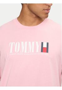 Tommy Jeans T-Shirt DNA Flag DM0DM18533 Różowy Regular Fit. Kolor: różowy. Materiał: bawełna