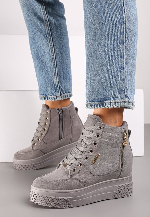 Renee - Szare Sneakersy na Koturnie z Metalicznymi Detalami i Dodatkowym Suwakiem Dailise. Okazja: na co dzień. Zapięcie: zamek. Kolor: szary. Materiał: jeans. Obcas: na koturnie