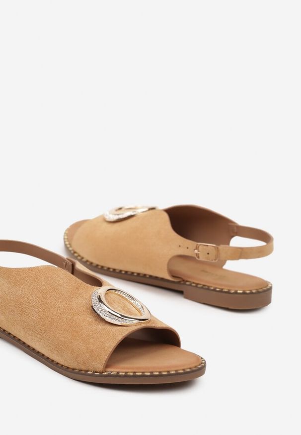 Renee - Ciemnobeżowe Sandały z Wycięciem i Metaliczną Okrągłą Aplikacją Orisena. Nosek buta: okrągły. Kolor: beżowy. Wzór: aplikacja. Sezon: lato