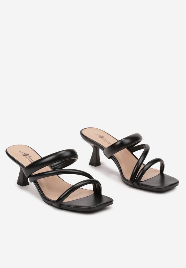 Born2be - Czarne Klapki na Obcasie w Stylu Kaczuszki z Asymetrycznymi Paskami Neorithra. Okazja: na co dzień. Kolor: czarny. Materiał: jeans. Wzór: paski. Sezon: lato. Obcas: na obcasie. Styl: elegancki, casual. Wysokość obcasa: średni