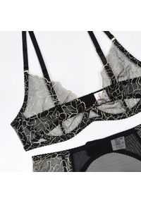 Intica - Komplet bielizny z falbanami z eleganckimi detalami Brocha. Kolor: czarny. Materiał: tkanina #10