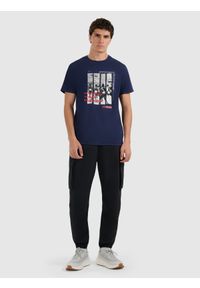 4f - 4F T-shirt regular z nadrukiem męski - granatowy S. Okazja: na co dzień. Kolor: niebieski. Materiał: materiał, bawełna. Wzór: nadruk. Styl: casual