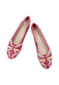 Baleriny damskie Maciejka, cholewka ze skóry naturalnej z dekoracyjnymi plecionymi paskami wsuwany fason zaokrąglony nosek, różowe, P7542-15/00-0. Okazja: na co dzień. Zapięcie: pasek. Kolor: różowy. Materiał: skóra. Szerokość cholewki: normalna. Sezon: wiosna, lato. Styl: casual #5