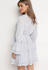Born2be - Niebieska Rozkloszowana Mini Sukienka z Ozdobnymi Falbanami Guzikami i Materiałowym Paskiem w Talii Miorma. Typ kołnierza: kokarda. Kolor: niebieski. Materiał: materiał. Typ sukienki: rozkloszowane. Długość: mini #6