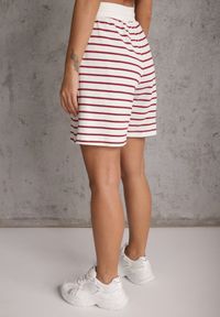 Renee - Czerwono-Białe Casualowe Szorty High Waist w Prążki z Bawełnianej Tkaniny Lennliss. Okazja: na co dzień. Stan: podwyższony. Kolor: biały. Materiał: tkanina, bawełna. Wzór: prążki. Sezon: lato. Styl: casual #2
